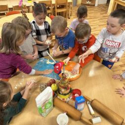 Dnešní  tiskáni jablíček do těsta.