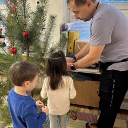 Vánoční stromeček ve třídě stojí, děti ho po roce společně zdobí🎄⭐️